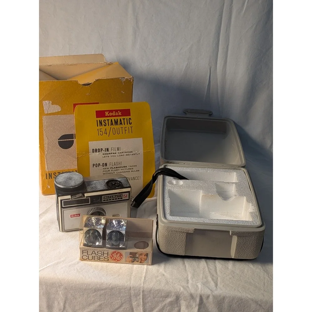 Kodak Instamatic 154 Camera Outfit Vintage 126 Film Case GE Flash Cubes Box